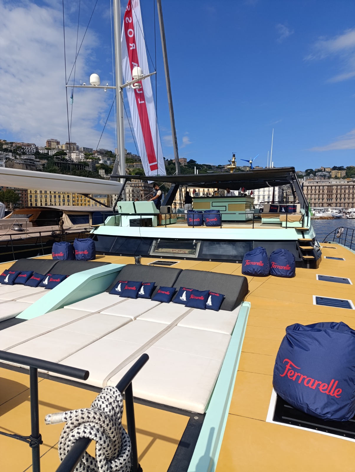 Catamarano a Napoli con allestimento e cuscini personalizzati per il brand