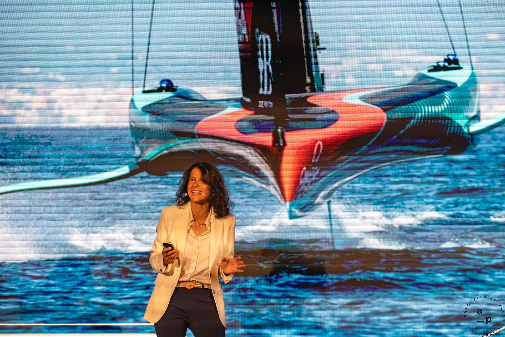 Cristiana Monina con una barca da regata sullo sfondo