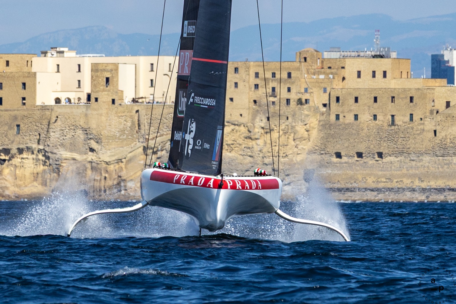 Barca da regata con foil davanti a Castel dell’Ovo, Napoli
