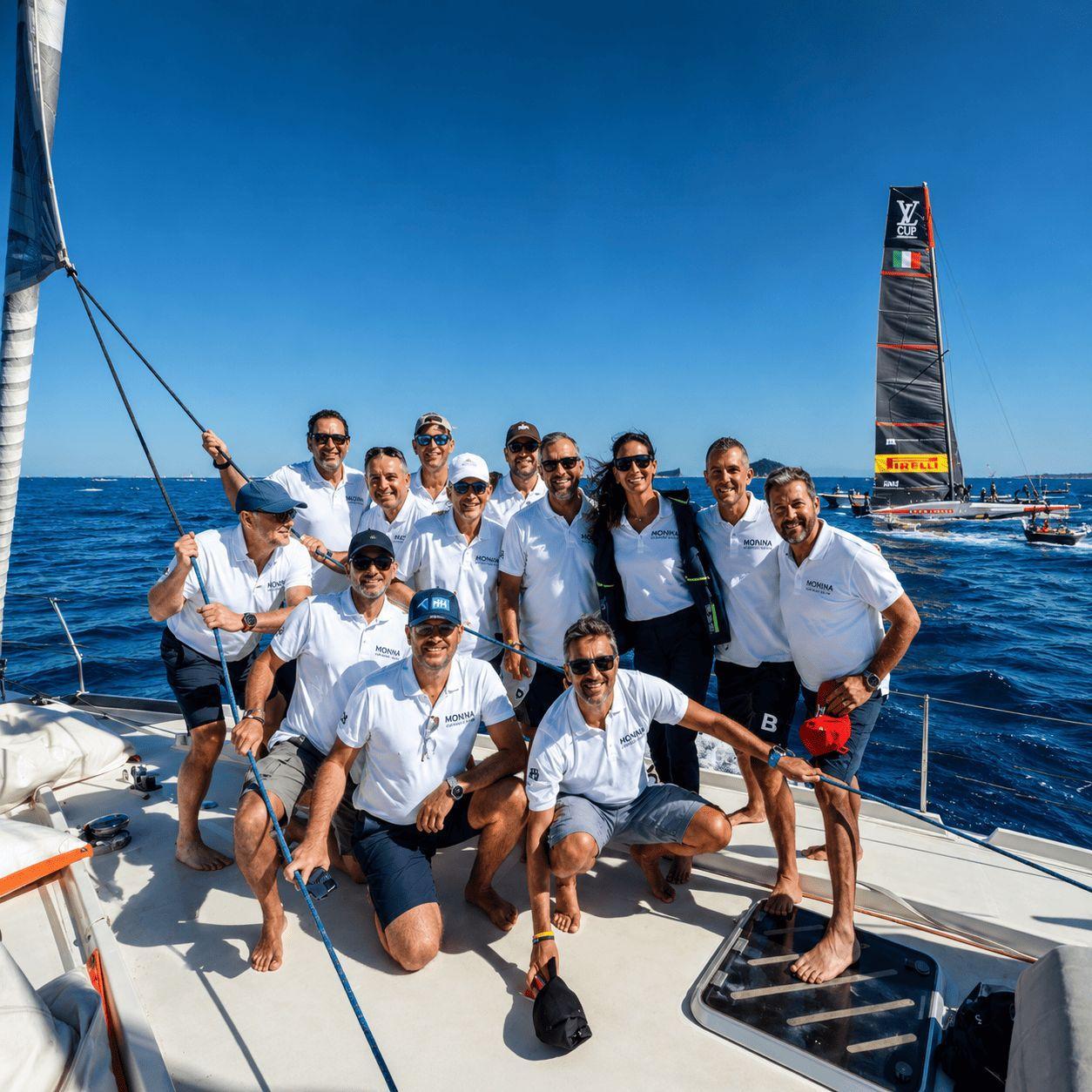 Team aziendale insieme a bordo di una barca a vela