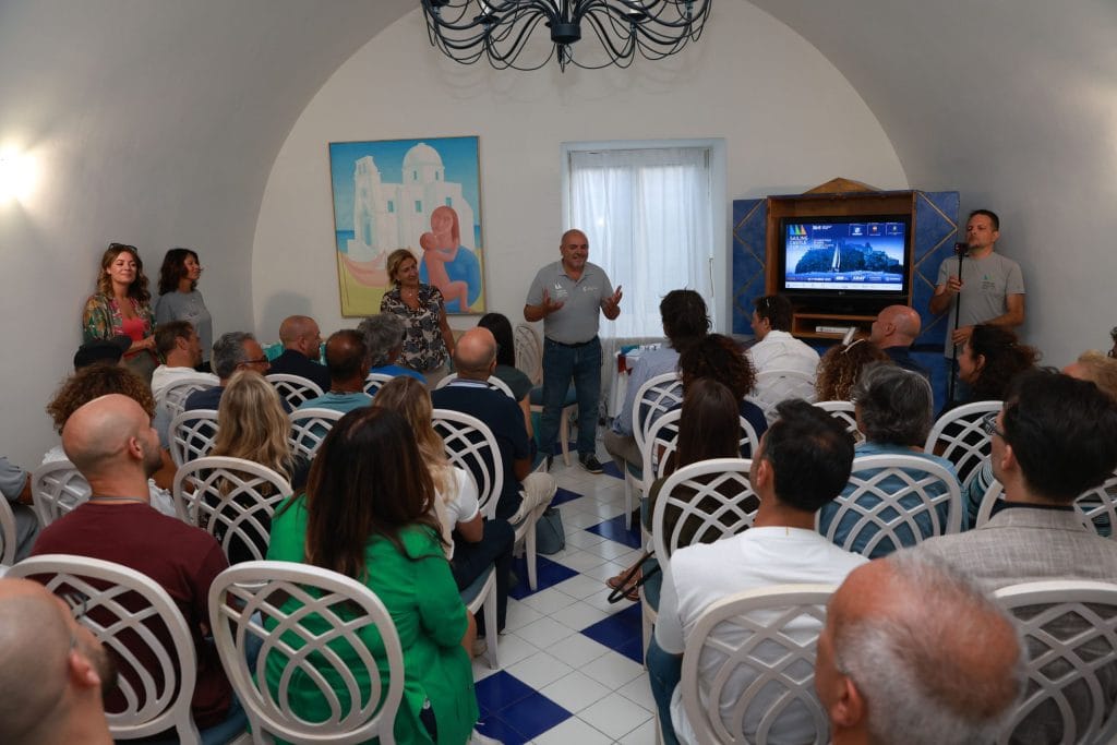 Sailing Castle Cup 2025 – pubblico seduto in una sala durante un incontro con schermo