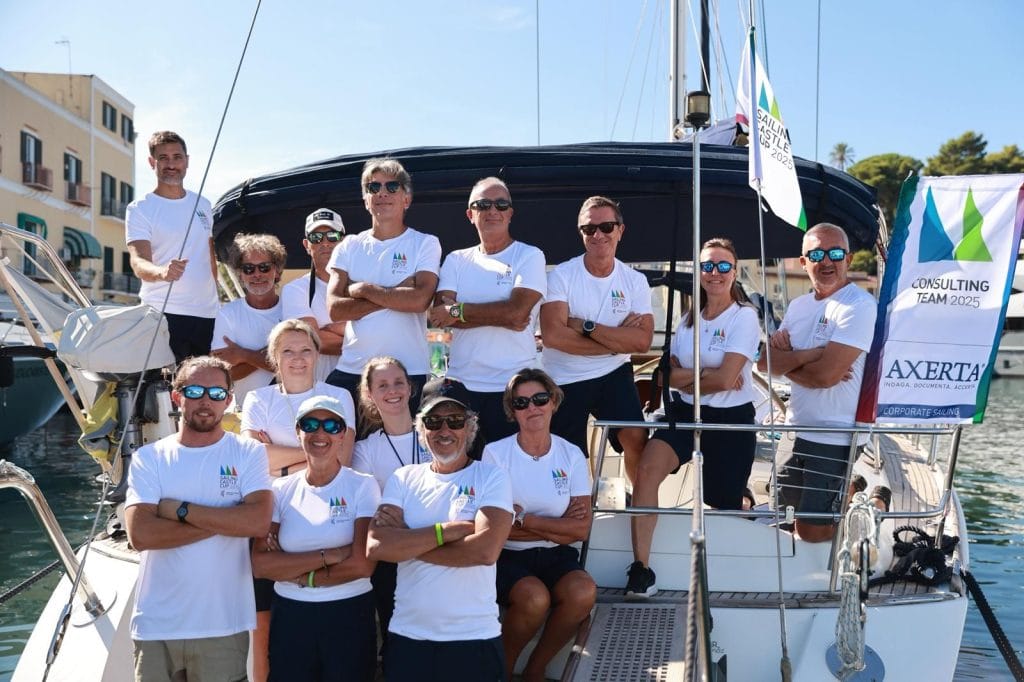 Sailing Castle Cup 2025 – equipaggio in polo bianche in posa a bordo di una barca a vela