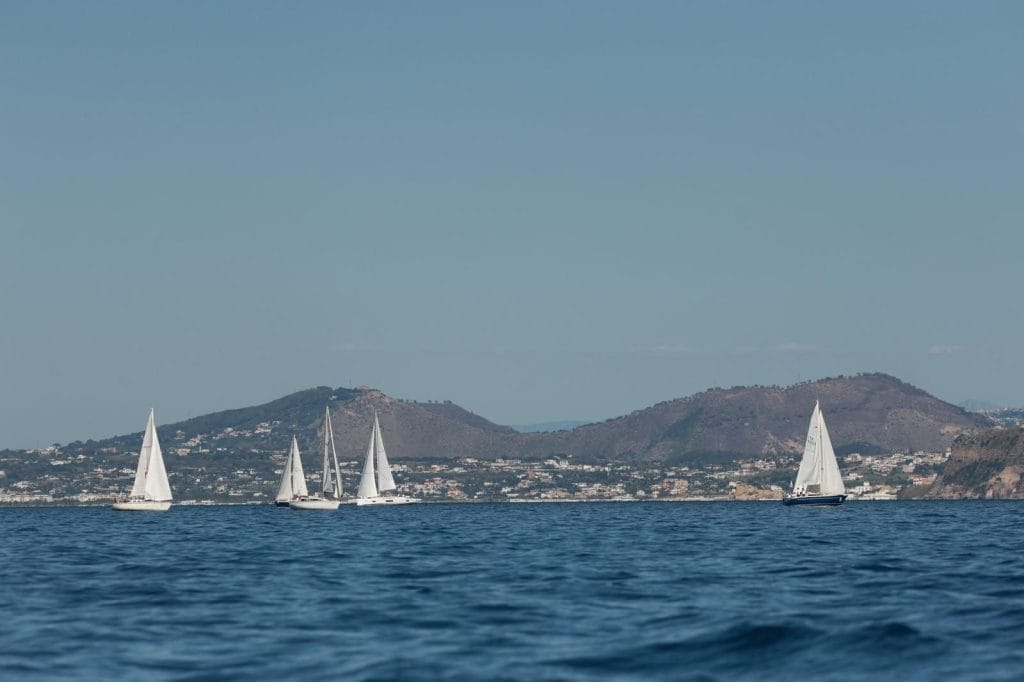 Sailing Castle Cup 2025 – barche a vela in navigazione davanti alla costa dell'isola