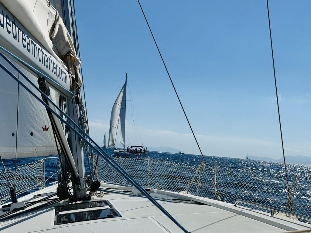 Sailing Castle Cup 2025 – vista dal ponte di una barca a vela con altre barche in lontananza