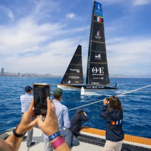 barca a vela per aziende – catamarano da regata America's Cup con spettatori che fotografano in primo piano
